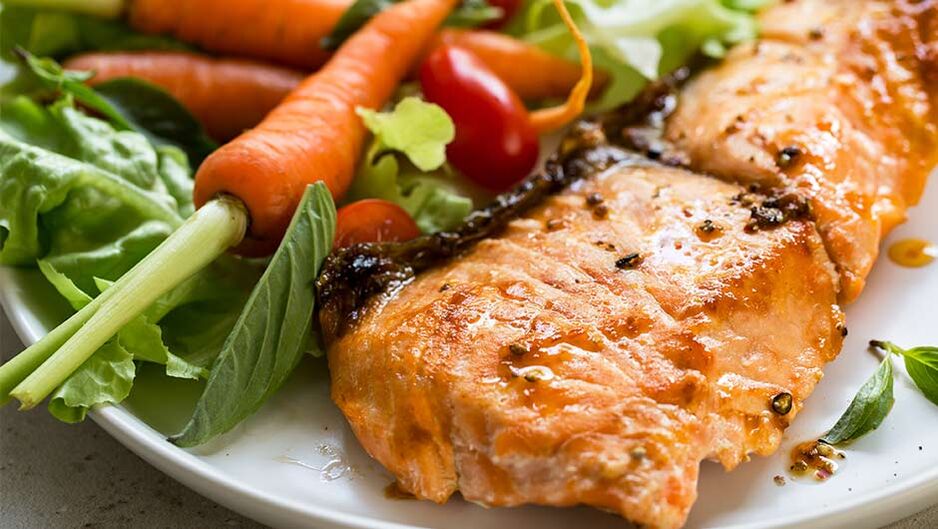 Kui soovite kaalust alla võtta, peate oma dieeti sisaldama kala ja värskeid köögivilju. 